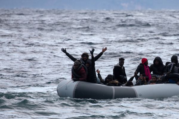 ثلاثة قتلى وعشرات المفقودين إثر غرق زورق مهاجرين قبالة اليونان