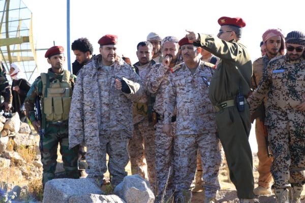 اللجنة العسكرية الأمنية المشتركة تزور مواقع الجيش في جبل صبر تعز 