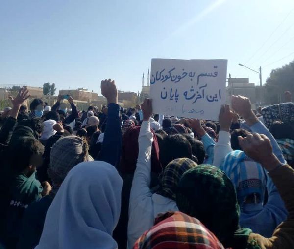 أهالي زاهدان في الشوارع بعد صلاة الجمعة.. وشعارات ضد خامنئي والحرس الثوري الإيراني