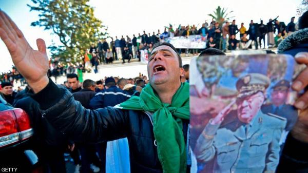 بالدموع.. الجزائريون يودعون "حامي الحراك الشعبي" 