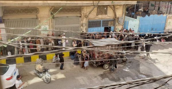 بعد أن استشرى الجوع.. المئات يصطفون أمام مطعمٍ بصنعاء للحصول على "وجبة مجانية"