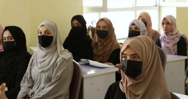 طالبان رداً على انتقادات إيران لمنع تعليم المرأة: اهتموا بمشاكلكم
