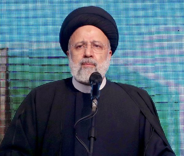 الرئيس الإيراني يتهم وسائل الإعلام بـ"الترويج للجهل" مهدداً المتظاهرين بـ"معاملة قاسية"