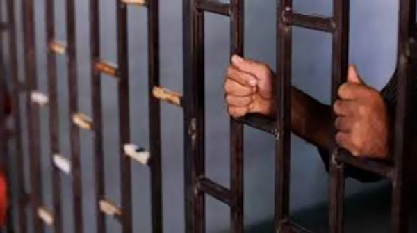 مسن كفيف البصر يقبع في سجن للحوثيين منذ 3 سنوات