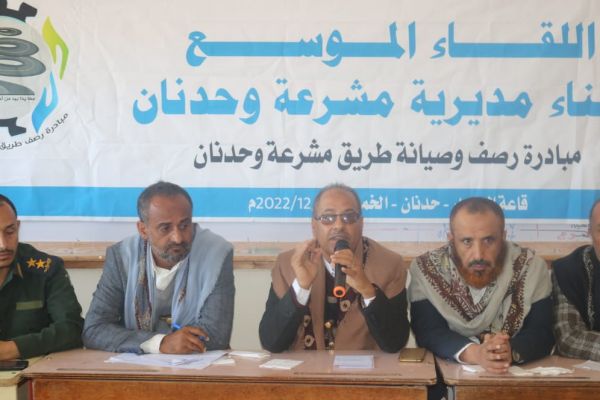 تعز.. أهالي مشرعة وحدنان يتكتلون في مبادرة لصيانة طريق "شريان المدينة"