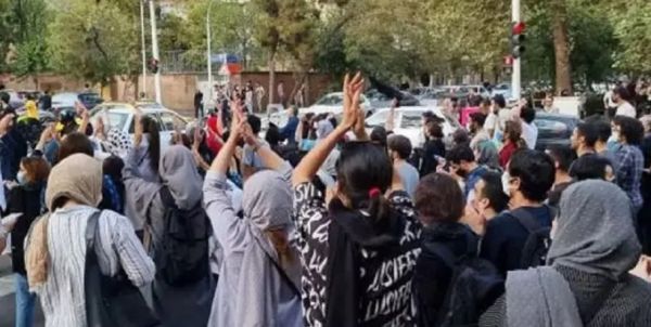إيران.. الحرس الثوري يهاجم منازل صحافيين ويصادر أجهزتهم