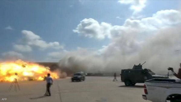 الحكومة: الدلائل تشير إلى استخدام مليشيا الحوثي أربعة صواريخ بالستية في هجوم مطار عدن