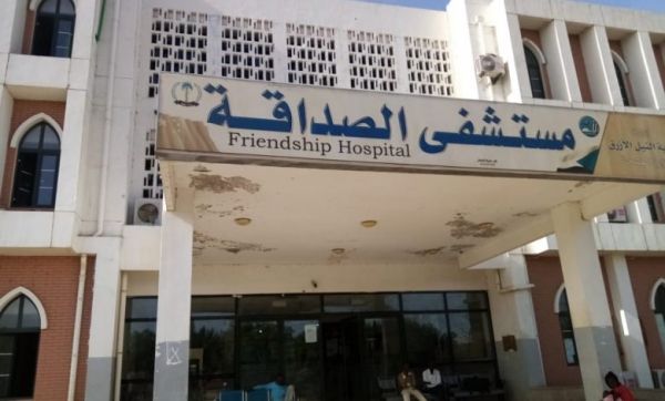 العميد طارق صالح يدعم مركز الغسيل الكلوي في عدن 
