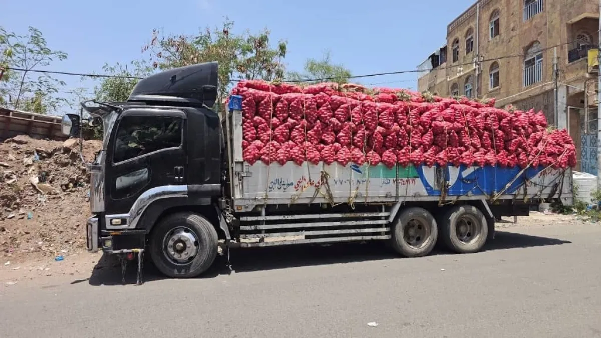 مليشيا الحوثي تمنع شاحنات محمّلة بالبصل من العبور شرق تعز