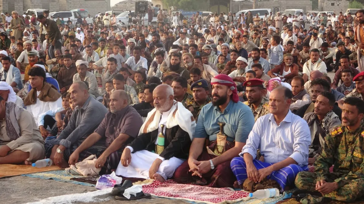 محافظ الحديدة يؤدي صلاة عيد الأضحى مع جموع المصليين في الخوخة