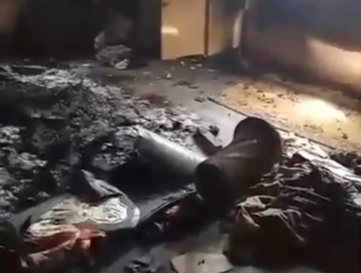 مشرفون حوثيون يقتحمون منزل أسرة في رداع ويعتدون على نساء وأطفال قبل إحراقه