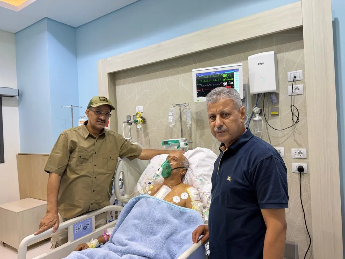 بتكليف من طارق صالح.. الدهبلي والبحر يطمئنان على صحة مدير عام المخا في القاهرة