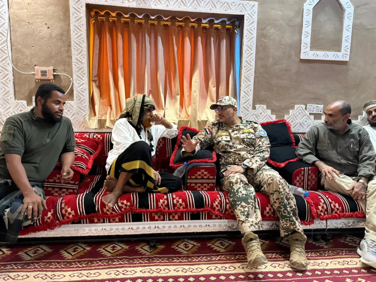 فيديو| الفريق طارق صالح يؤدي واجب العزاء لأسرة الشهيد العميد يحيى وحيش في الخوخة.. ويؤكد أن دمه الطاهر نبراس لطريق النصر