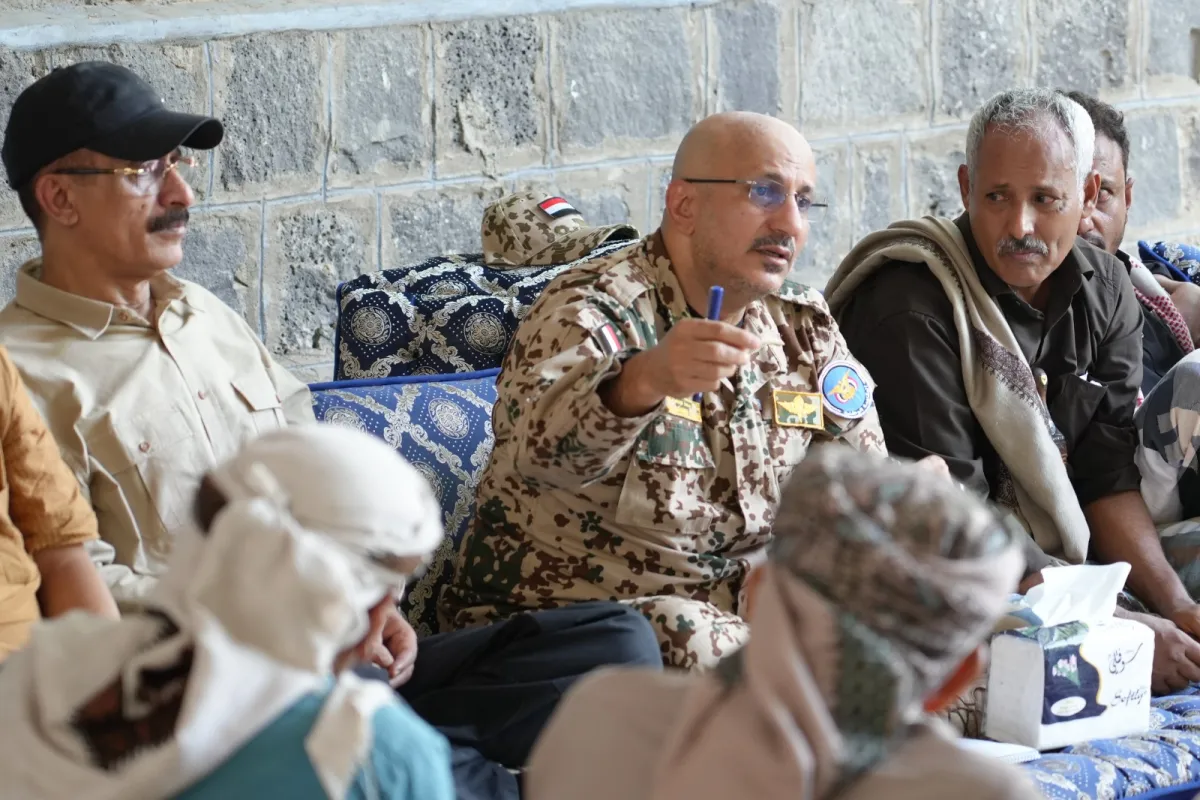 التقى مشايخ وأعيان الوازعية.. الفريق طارق صالح: حان الوقت لاستعادة الدولة من قبضة المشروع الإيراني