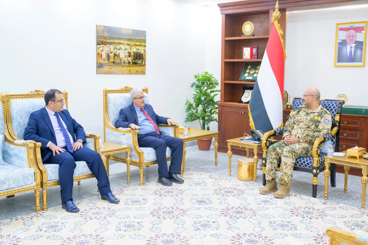 طارق صالح يبحث مع قيادة بنك الإنشاء والتعمير استئناف عمل البنك في المخا
