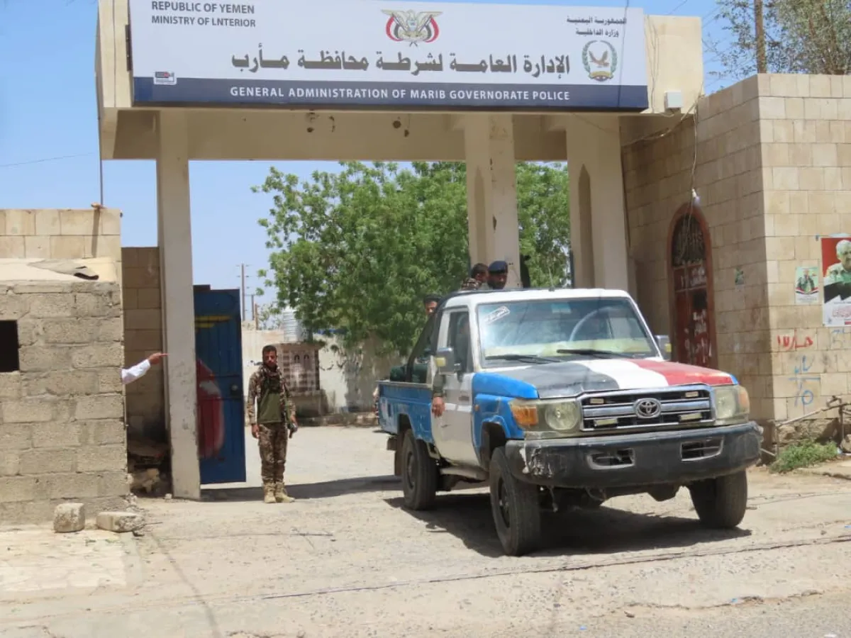 الأجهزة الأمنية بمأرب تضبط أشخاصاً لتصويرهم تحركات عسكرية