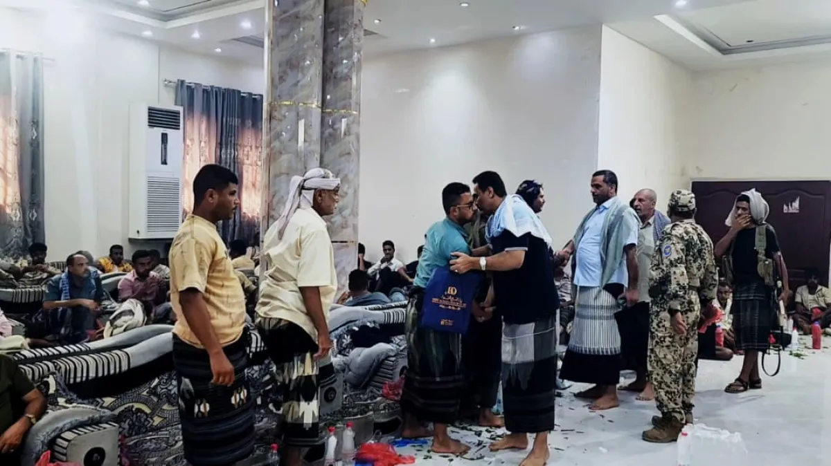 المخا.. قيادات المكتب السياسي والسلطة المحلية تقدم واجب العزاء في الشهيدين عبدالرزاق وشوجر