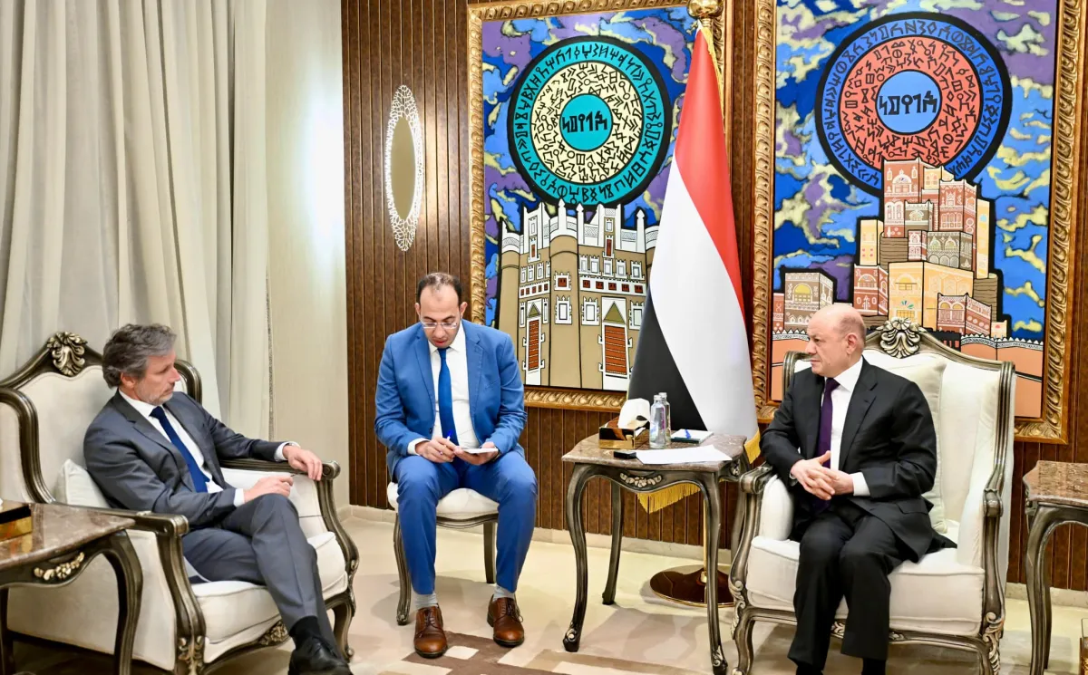 رئيس مجلس القيادة يدعو الشركاء الدوليين إلى دعم الدولة اليمنية لضمان أمن الملاحة ومقاربة أكثر حزمًا ضد التدخلات الإيرانية