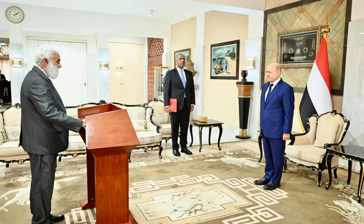 وزير التخطيط والتعاون الدولي يؤدي اليمين الدستورية.. والعليمي يوجه بتنشيط علاقات اليمن بالمانحين