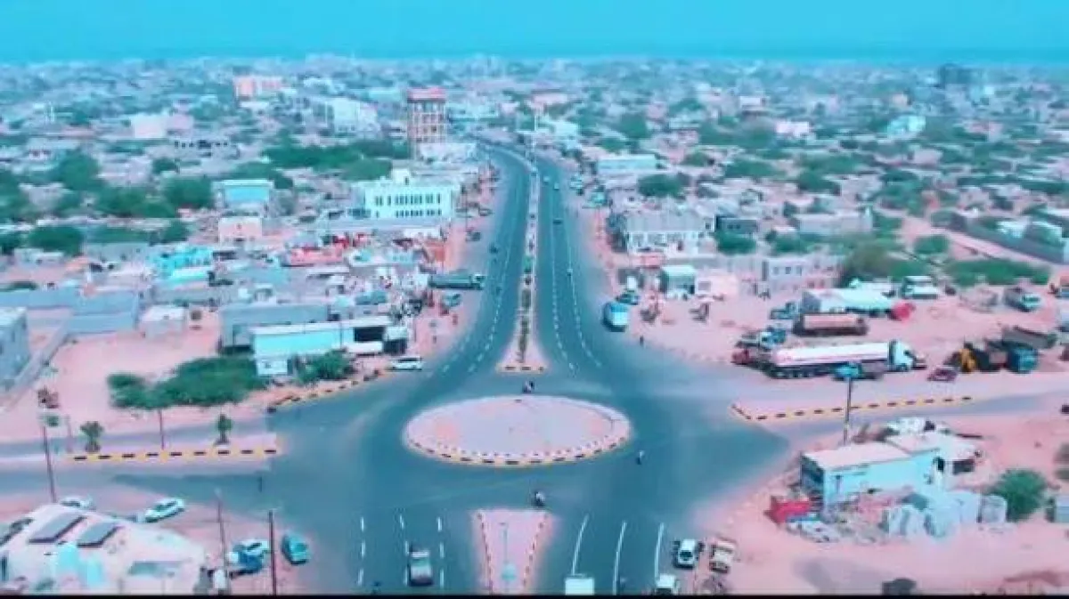 مليشيا الحوثي تقتحم منزل مواطن في المخا وتقتاده إلى السجن